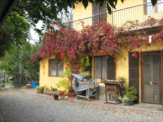 Facciata sud della cascina in autunno