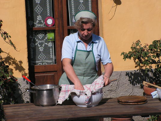 Laboratorio formaggio - Separazione del siero