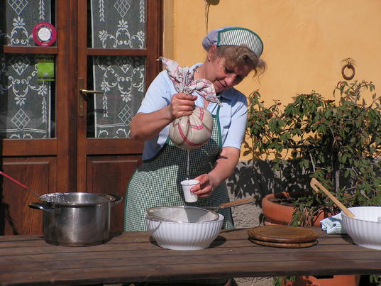 Laboratorio formaggio - Separazione del formaggio dalla cagliata (dettaglio)