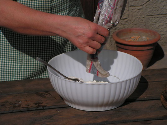 Laboratorio formaggio - Separazione del formaggio dalla cagliata (dettaglio)