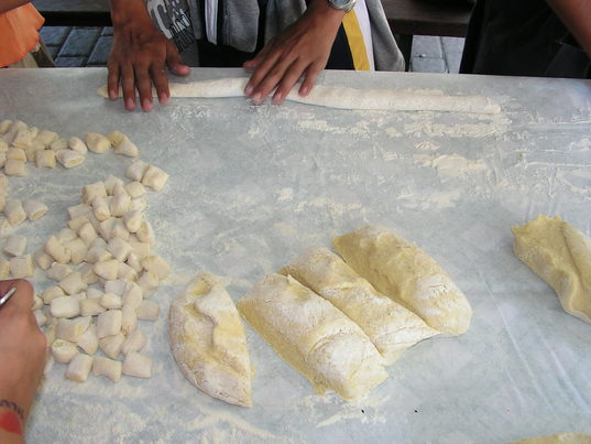 Laboratorio gnocchi - Preparazione delle strisce di pasta