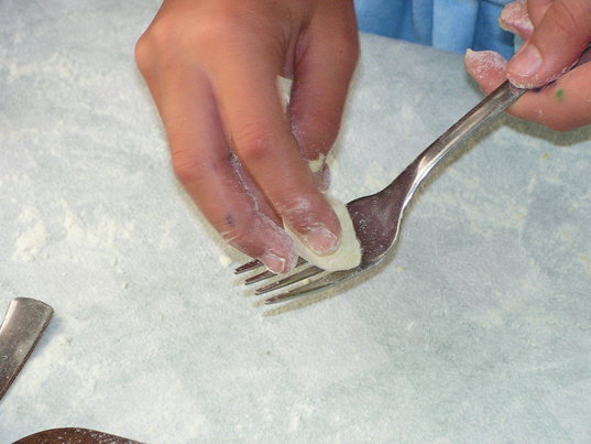 Laboratorio gnocchi - Formatura degli gnocchi con la forchetta