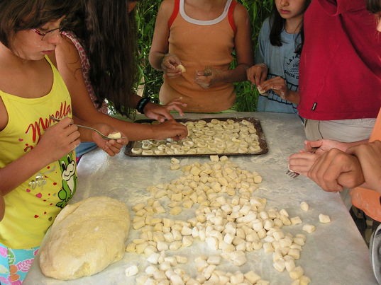 Laboratorio gnocchi - Raccolta degli gnocchi